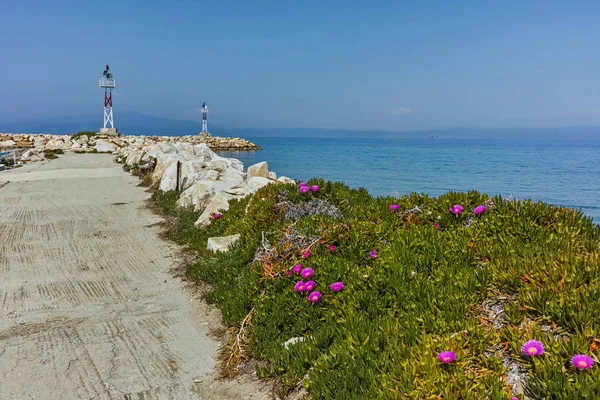 Lente bloemen en pier in Skala Sotiros, Thassos island, Oost-Macedonië en Thracië — Stockfoto