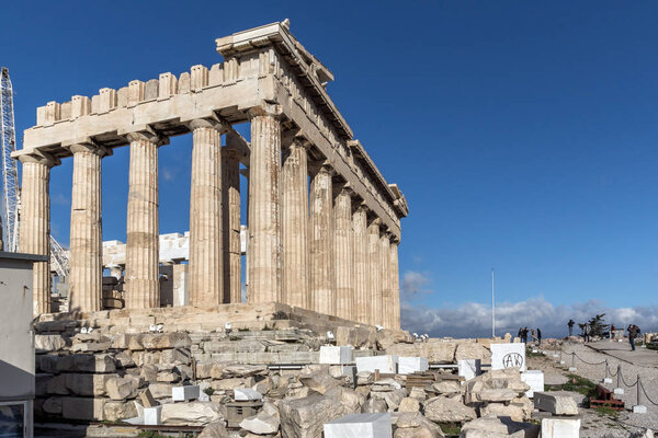 АФИНЫ, ГРЕЦИЯ - 20 ЯНВАРЯ 2017: Удивительная панорама Парфенона в Акрополе Афин, Греция
