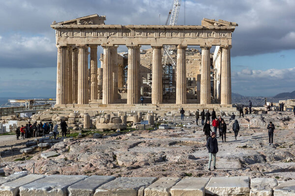 АФИНЫ, ГРЕЦИЯ - 20 ЯНВАРЯ 2017: Удивительная панорама Парфенона в Акрополе Афин, Греция

