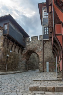Plovdiv, Bulgaristan - 2 Eylül 2016: Gece fotoğraf eski kale ve eski houes giriş eski şehir Plovdiv kenti