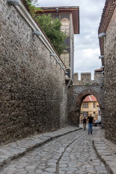 Plovdiv, Bułgaria - 2 września 2016: Nocne zdjęcie starego houes i starożytnej fortecy wejście starego miasta Płowdiw — Zdjęcie stockowe