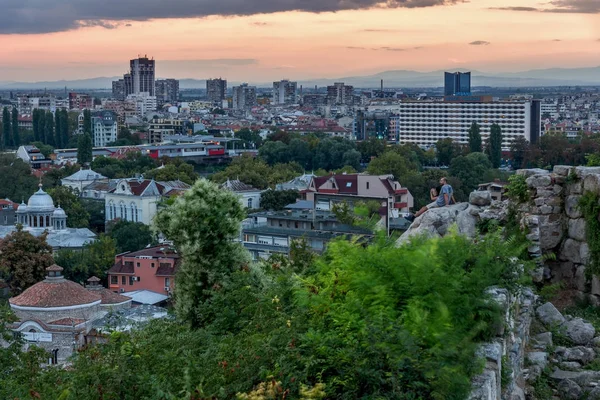 Plovdiv, Bulgarien - September 2 2016: Sunset view av staden Plovdiv från Nebet tepe hill — Stockfoto