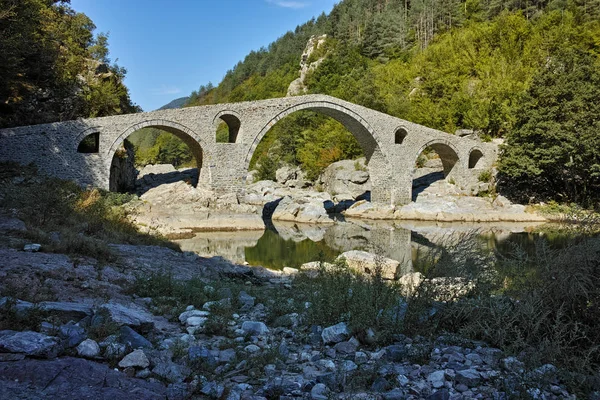 Vue imprenable sur le pont du diable, la montagne Rhodopes et la rivière Arda, Bulgarie — Photo