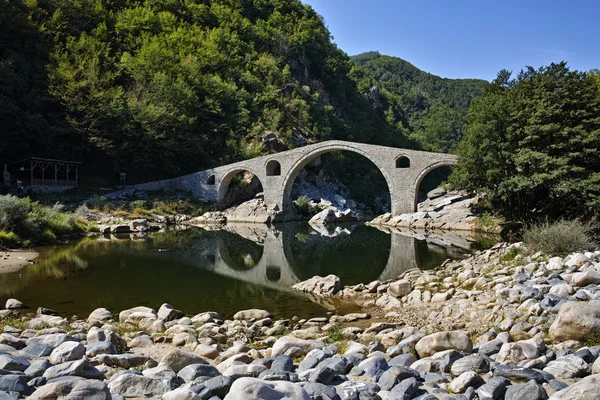 惊人的魔鬼桥，山脉南麓山和阿尔达河，保加利亚观点 — 图库照片