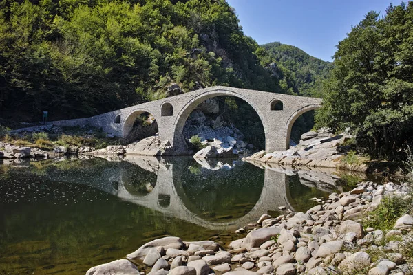 惊人的魔鬼桥，山脉南麓山和阿尔达河，保加利亚观点 — 图库照片