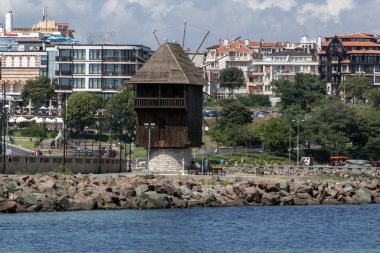 Nessebar, Bulgaristan - 30 Temmuz 2014: eski ahşap yel değirmeni ve Nessebar kasaba, Burgaz bölge için panorama