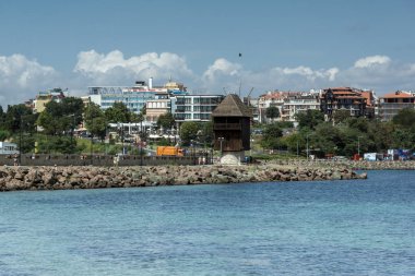 Nessebar, Bulgaristan - 30 Temmuz 2014: eski ahşap yel değirmeni ve Nessebar kasaba, Burgaz bölge için panorama
