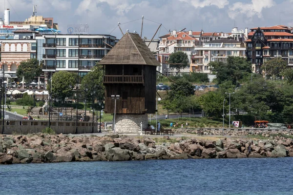 Nessebar, bulgaria - 30 juli 2014: alte hölzerne Windmühle und panorama auf die stadt nessebar, burgas region — Stockfoto