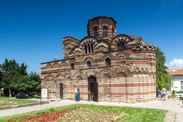 NESSEBAR, BULGARIA - 30 JULIO 2014: Iglesia de Cristo Pantocrático en la ciudad de Nessebar, Región de Burgas — Foto de Stock