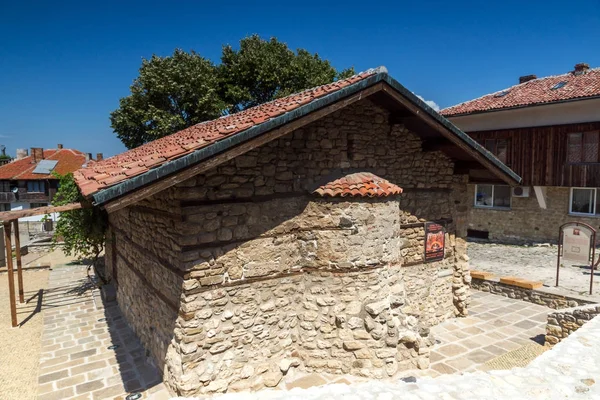 NESSEBAR, BULGARIE - 30 JUILLET 2014 : Ancienne église dans la ville de Nessebar, Région de Burgas — Photo