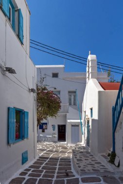Mikonos kentine, Cyclades Adaları beyaz evler ile sokak