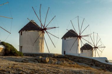 Mykonos Adası, Cyclades şaşırtıcı günbatımı ve beyaz yel değirmenleri