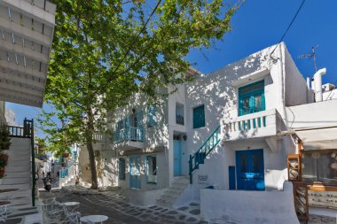 Mikonos kentine, Cyclades Adaları beyaz evler ile sokak