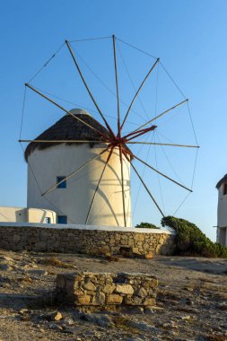 Mykonos Adası, Cyclades şaşırtıcı günbatımı ve beyaz yel değirmenleri,