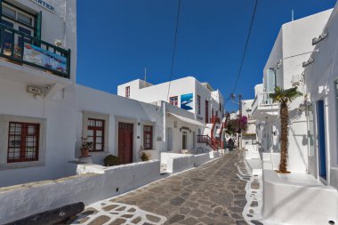 Mikonos kentine, Cyclades Adaları beyaz evler ile sokak
