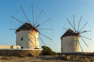 Mykonos Adası, Cyclades şaşırtıcı günbatımı ve beyaz yel değirmenleri