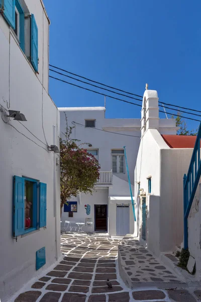 Straat met witte huizen in de stad van Mykonos, Cycladen — Stockfoto