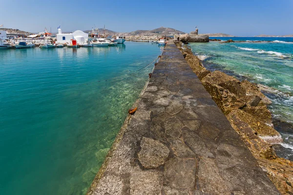 Fortaleza veneciana y pequeño puerto en la ciudad de Naoussa, isla de Paros, Cícladas — Foto de Stock