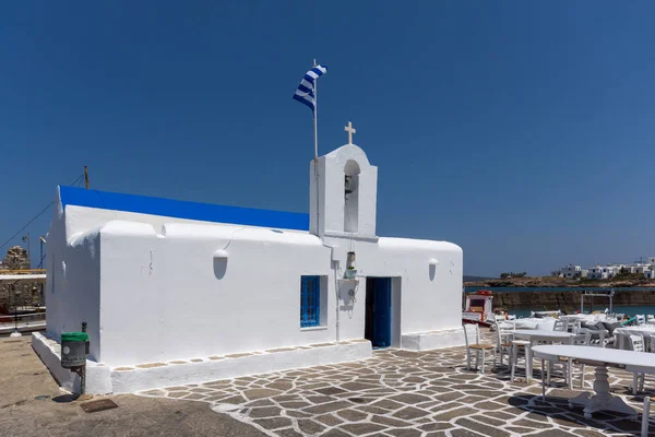 Igreja branca na cidade de Naoussa, ilha de Paros, Cíclades — Fotografia de Stock