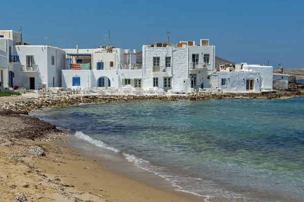 Antigua casa blanca y bahía en la ciudad de Naoussa, isla de Paros, Ciclades — Foto de Stock