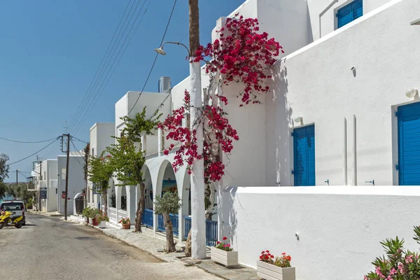 Calle típica de la ciudad de Naoussa, isla de Paros, Ciclades — Foto de Stock