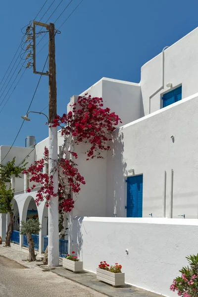 Calle típica de la ciudad de Naoussa, isla de Paros, Ciclades , —  Fotos de Stock