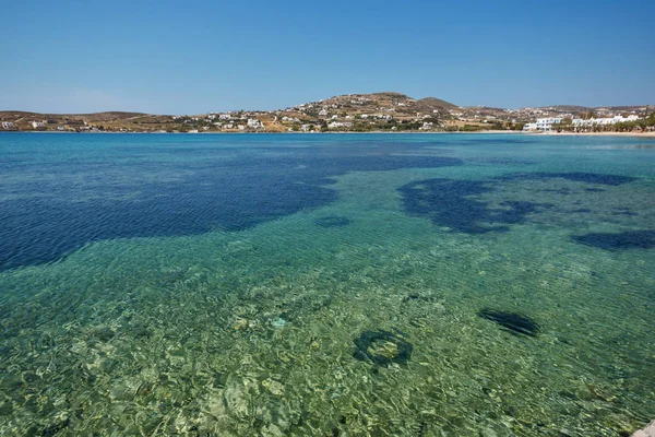 Increíble panorama de playa en la ciudad de Naoussa, isla de Paros, Cícladas — Foto de Stock