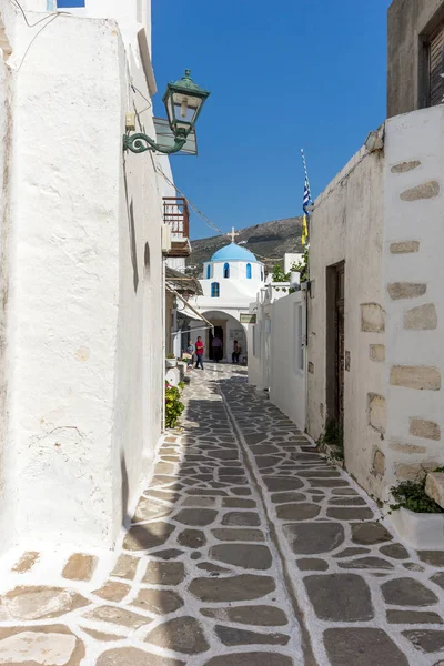 Typisk gata i staden Naoussa, ön Paros, Cykladerna — Stockfoto