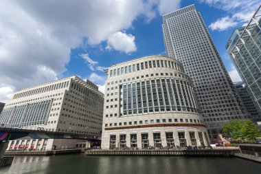 Londra, İngiltere - 17 Haziran 2016: İşletme binası ve Canary Wharf gökdelen,