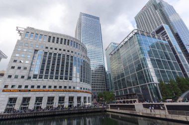Londra, İngiltere - 17 Haziran 2016: İşletme binası ve gökdelen Canary Wharf, Londra, İngiltere