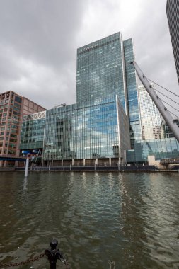 Londra, İngiltere - 17 Haziran 2016: İşletme binası ve gökdelen Canary Wharf, Londra, İngiltere