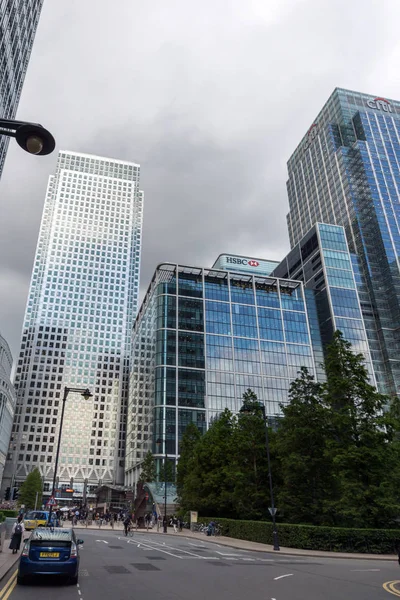 Londra, İngiltere - 17 Haziran 2016: İşletme binası ve gökdelen Canary Wharf, Londra, İngiltere — Stok fotoğraf