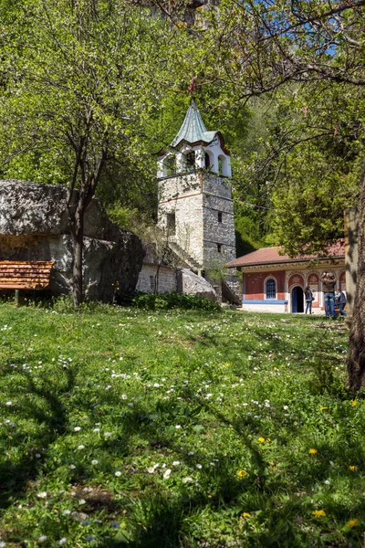 Transfiguratie klooster, Veliko Tarnovo, Bulgarije - 9 April 2017: middeleeuwse klooster van de Heilige verheerlijking van God, Bulgarije — Stockfoto