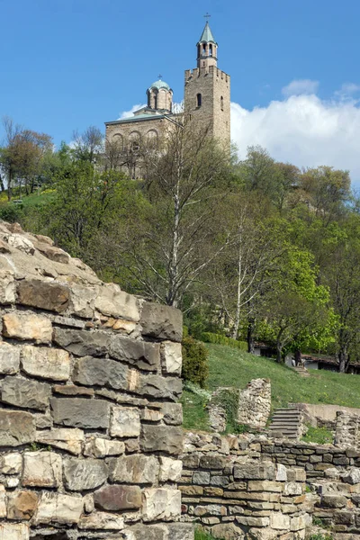 Veliko Tarnovo, Bulgarien - 9 April 2017: ruinerna av huvudstaden av det andra bulgariska riket medeltida stronghold Tsarevets, Bulgarien — Stockfoto