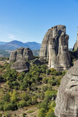 Meteora yakınındaki kayaların oluşumu muhteşem manzara