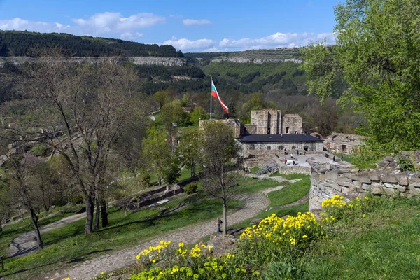 Veliko Tarnovo, Bulgarije - 9 April 2017: ruïnes van de hoofdstad van de middeleeuwse vesting van tweede Bulgaarse Rijk Tsarevets — Stockfoto