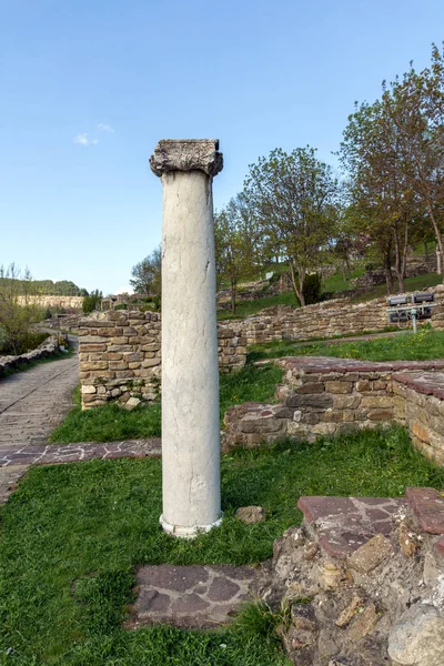 VELIKO TARNOVO, BULGARIA - 9 DE ABRIL DE 2017: Ruinas de la capital del Segundo Imperio Búlgaro fortaleza medieval Tsarevets — Foto de Stock