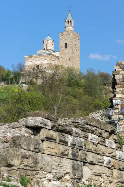 VELIKO TARNOVO, BULGARIA - 9 APRIL 2017: Ruins of The capital city of the Second Bulgarian Empire medieval stronghold Tsarevets — Stock Photo, Image