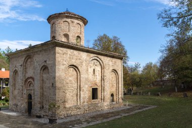 Zemen, Bulgaristan - 9 Ekim 2016: Ortaçağ Zemen Manastırı, Bulgaristan görünümünü şaşırtıcı