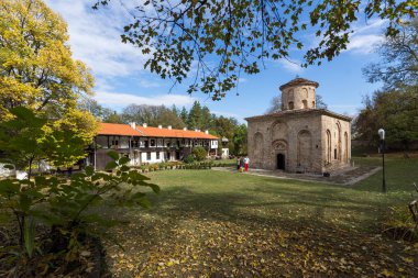 Zemen, Bulgaristan - 9 Ekim 2016: Ortaçağ Zemen Manastırı, Bulgaristan görünümünü şaşırtıcı