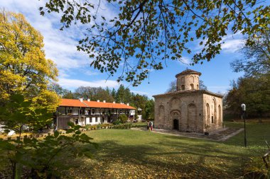 Zemen, Bulgaristan - 9 Ekim 2016: Ortaçağ Zemen Manastırı, Bulgaristan görünümünü şaşırtıcı