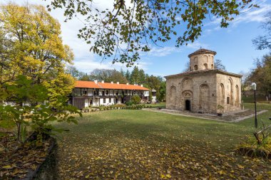 Zemen, Bulgaristan - 9 Ekim 2016: Ortaçağ Zemen Manastırı, Bulgaristan görünümünü şaşırtıcı