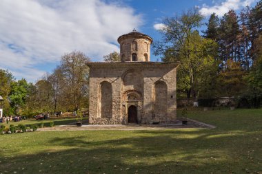 Zemen, Bulgaristan - 9 Ekim 2016: Ortaçağ Zemen Manastırı, Bulgaristan görünümünü şaşırtıcı