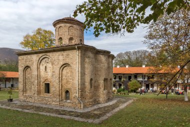 Zemen, Bulgaristan - 9 Ekim 2016: Ortaçağ Zemen Manastırı, Bulgaristan görünümünü şaşırtıcı
