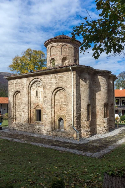 Zemen, Bulgarien - 9 oktober 2016: fantastisk utsikt över medeltida Zemen kloster, Bulgarien — Stockfoto