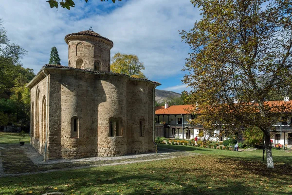 ZEMEN, BULGARIA - 9 OTTOBRE 2016: Incredibile vista sul monastero medievale di Zemen, Bulgaria — Foto Stock