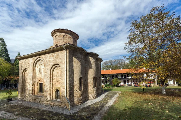 ZEMEN, BULGARIA - 9 OTTOBRE 2016: Incredibile vista sul monastero medievale di Zemen, Bulgaria — Foto Stock