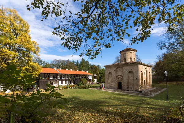 ZEMEN, BULGARIA - 9 DE OCTUBRE DE 2016: Increíble vista del monasterio medieval de Zemen, Bulgaria — Foto de Stock