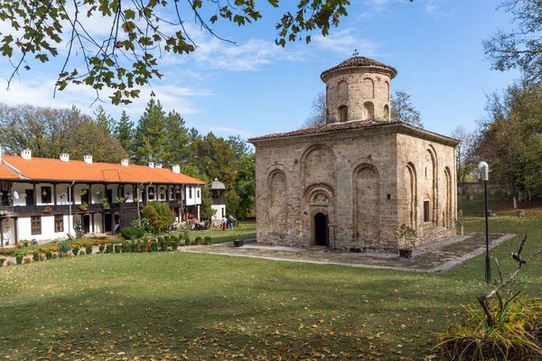 Zemen, Bulgarije - 9 oktober 2016: Amazing uitzicht op de middeleeuwse Zemen klooster, Bulgarije — Stockfoto