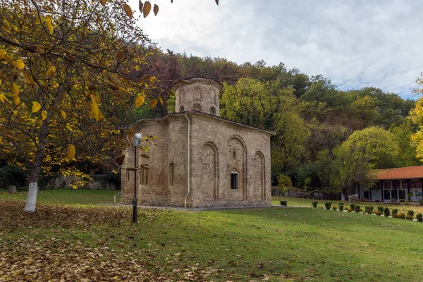 Zemen, Болгарія - 9 жовтня 2016: дивовижна Панорама середньовічний монастир Zemen, Болгарія — стокове фото